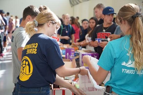 作为社区服务项目的一部分, 这学期即将入学的新生花时间收拾行李,200袋作为精神食粮, 这是一个为米纳尔县的中小学生收集食物的当地非营利组织. 约400吨
