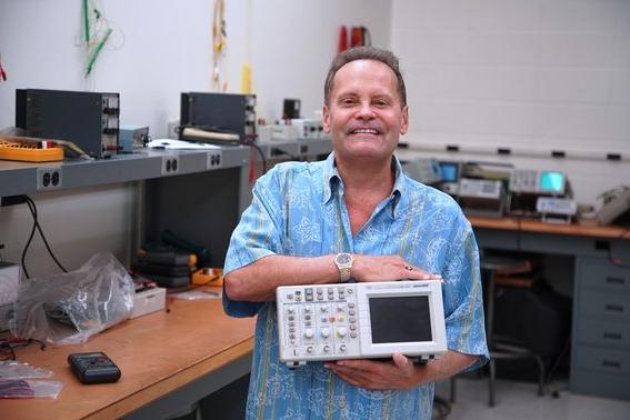 迈克尔·帕夫·普伦德加斯特, 1983届毕业生, 今年秋天，我回到了十大网赌靠谱信誉平台波托马克州立学院，为工程系捐赠了一台泰克示波器.  示波器是一种实验室仪器，通常用于显示和分析信号的波形 